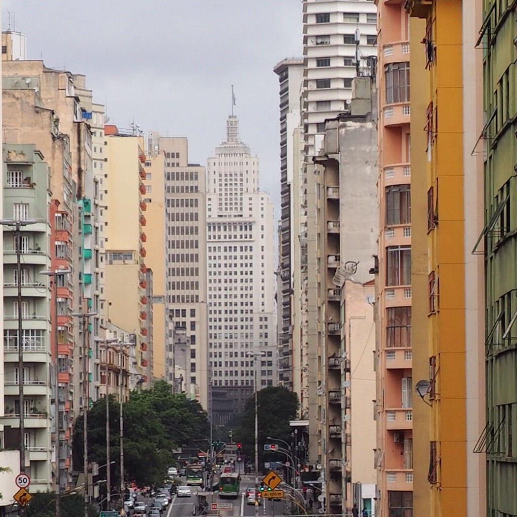 Edifício Altino Arantes, o antigo prédio do Banespa, visto a partir do Minhocão, em São Paulo (foto: Leandro Beguoci)