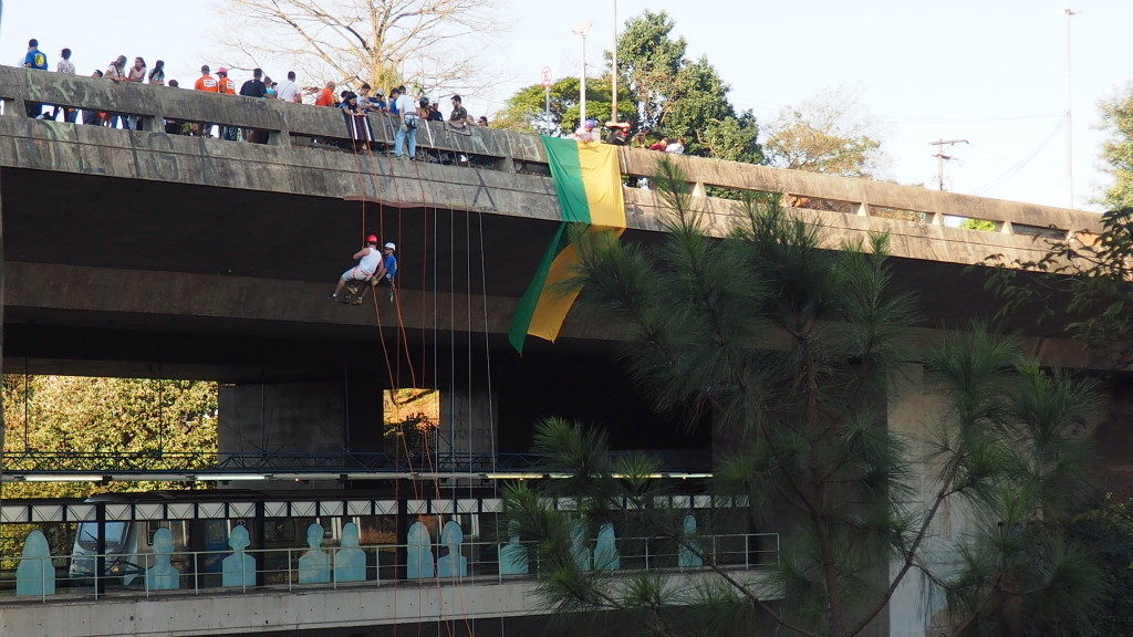 Ponte da avenida Sumaré: os saltos esportivos transformaram o viaduto em área de lazer (foto: Leandro Beguoci) 