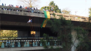 Ponte da avenida Sumaré: os saltos esportivos transformaram o viaduto em área de lazer (foto: Leandro Beguoci)