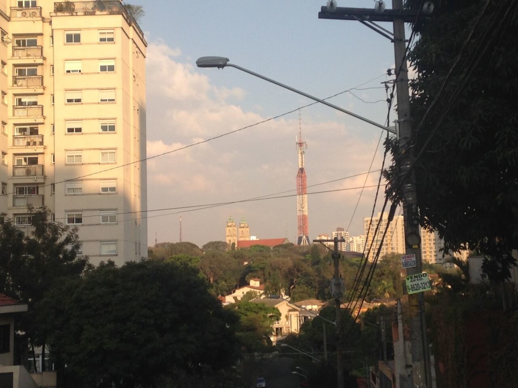 A Igreja Nossa Senhora de Fátima e a torre de TV, no Sumaré, em São Paulo: a vista é interrompida pelos fios (foto: Leandro Beguoci)