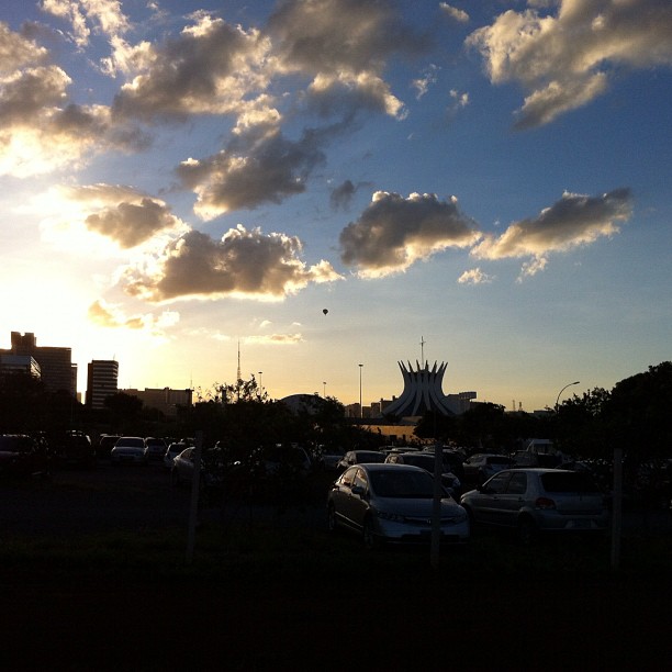Pôr do sol em Brasília, com a catedral ao fundo (foto: Sacha Brasil)