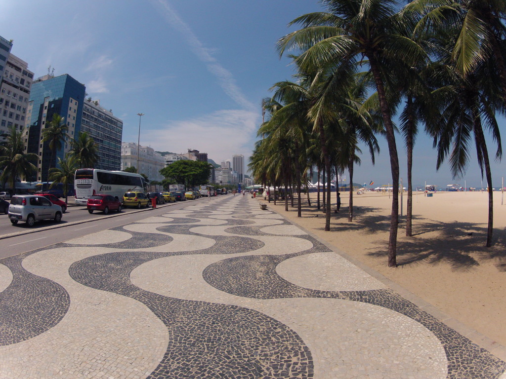 Calçadão de Copacabana, no Rio de Janeiro, cheio de pedras portuguesas (foto: Allan Fraga/Wikimedia) 