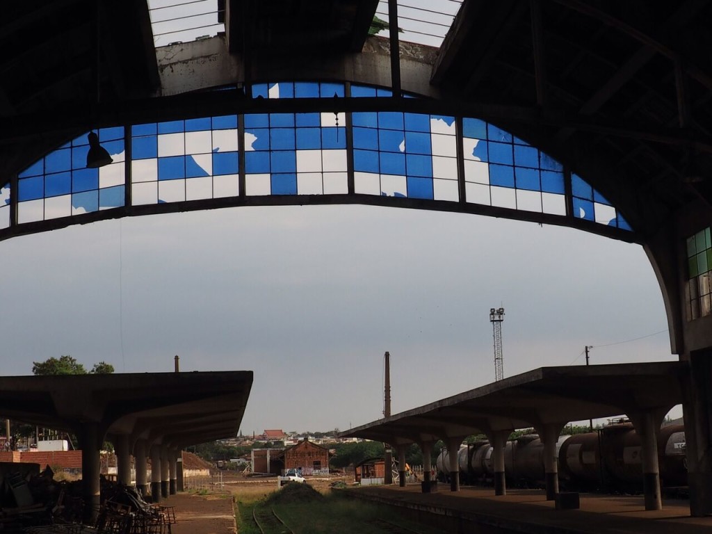 Os vitrais quebrados da estação de Bauru (foto: Leandro Beguoci) 