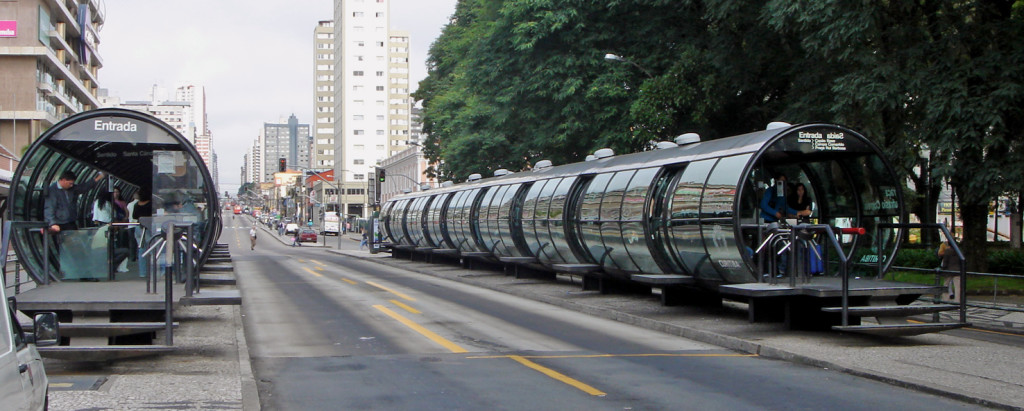 Estação tubo em Curitiba (foto: Mario Roberto Durán Ortiz/Wikimedia) 