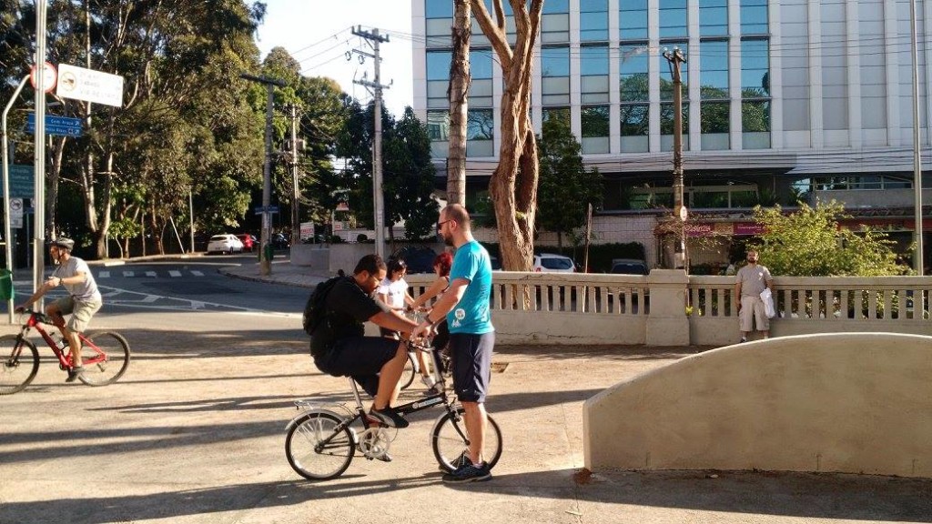 Escola Bike Anjo ensina quem não sabe andar de bicicleta