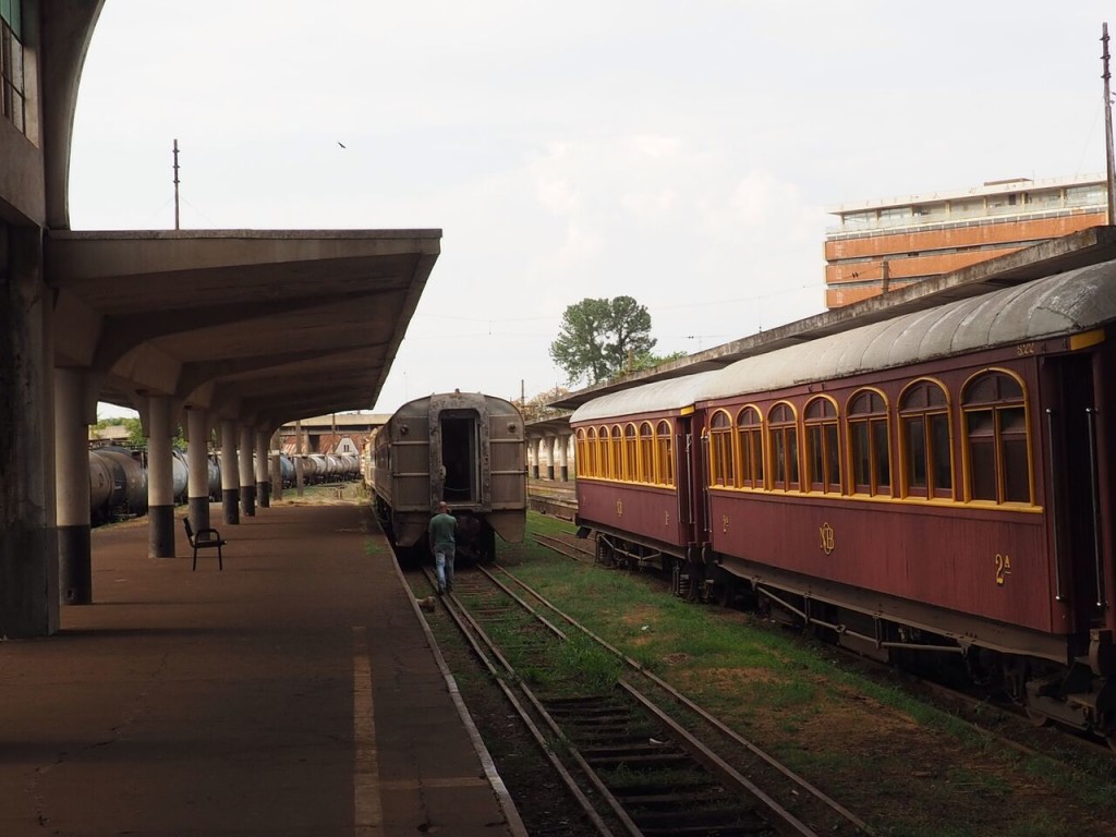 O trem da direita já foi usado pelo presidente e ditador do Brasil, Getúlio Vargas (foto: Leandro Beguoci) 