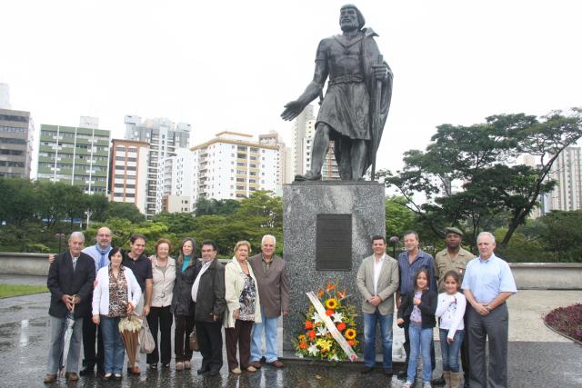 Moradores de Santo André ao lado da estátua de João Ramalho (foto: divulgação da prefeitura de Santo André) 