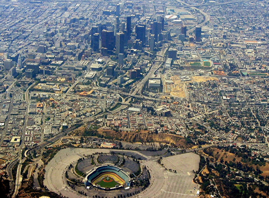 O estádio do Dodger e o centro de Los Angeles (foto: Ron Reiring)