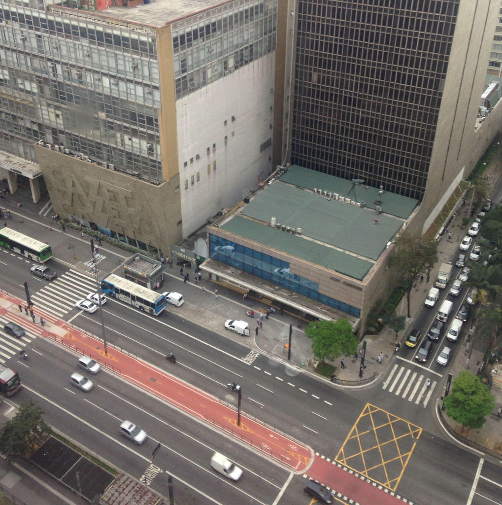 Avenida Paulista vista do alto, com a ciclovia no meio (foto: Leandro Beguoci) 