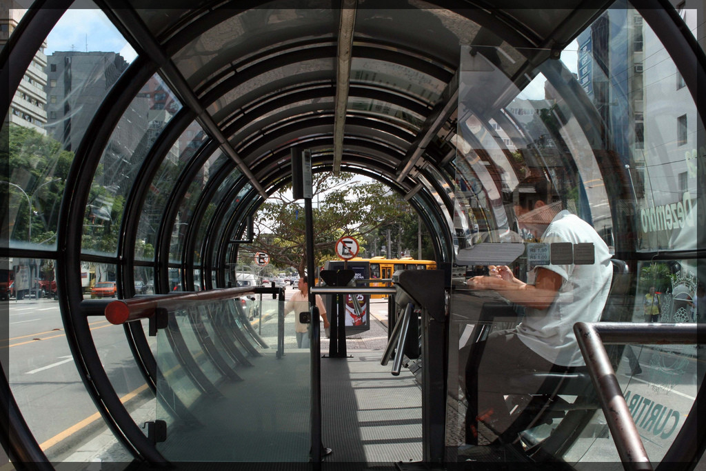 Por dentro de uma estação tubo de Curitiba (foto: marcusrg/Flickr) 