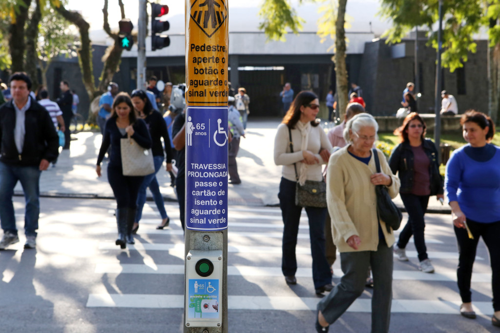 A Prefeitura de Curitiba está testando um dispositivo que amplia a segurança para que pessoas com mobilidade reduzida atravessem os cruzamentos semaforizados da cidade. Curitiba, 16/07/2014 Foto:Cesar Brustolin/SMCS