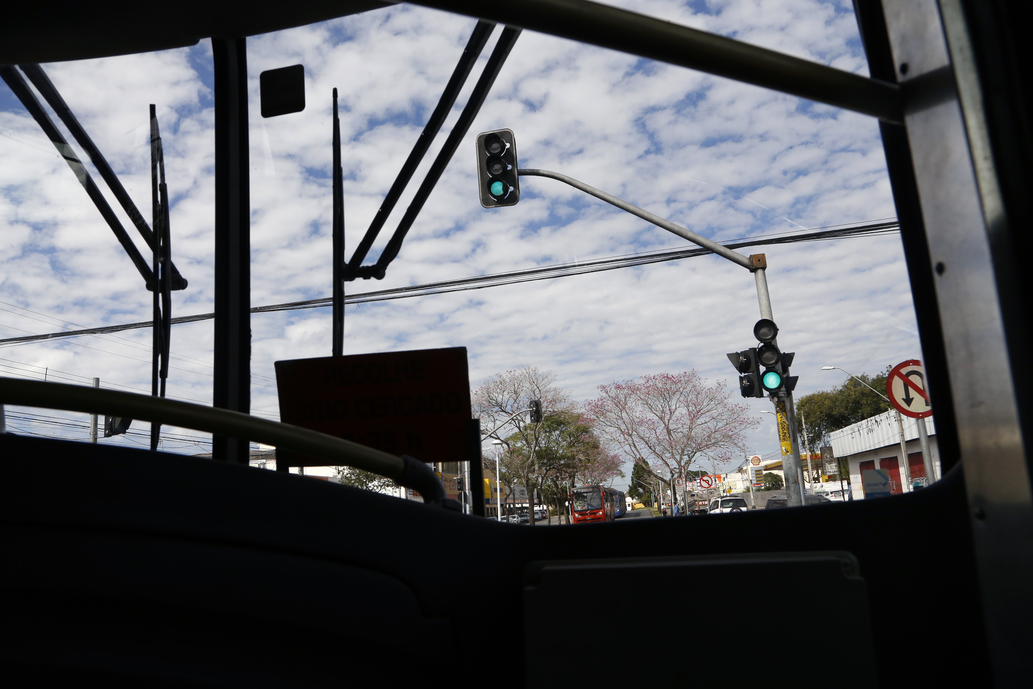 Os quase 600 mil passageiros que diariamente utilizam as oito linhas de biarticulados são beneficiados pela prioridade que os ônibus têm nos semáforos. Curitiba, 10/06/2015 Foto: Luiz Costa/SMCS