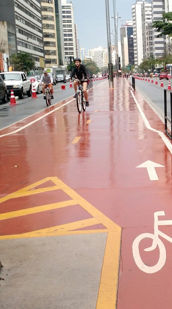 Ciclista em um domingo de chuva na Av. Paulista (foto: Camila Montagner)