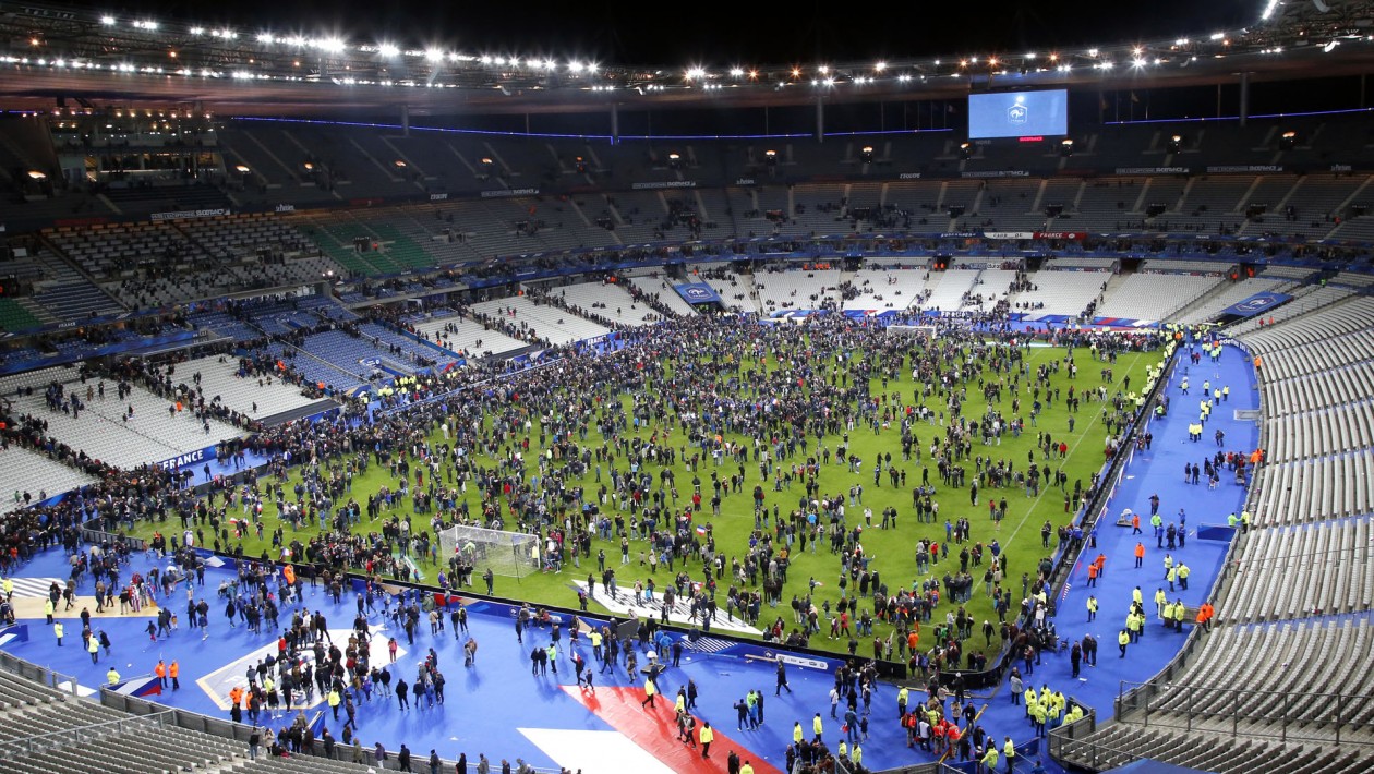 Torcedores ficam no gramado para se proteger depois de atentados ao redor do Stade de France durante o amistoso França 2x0 Alemanha (AP Photo/Michel Euler)