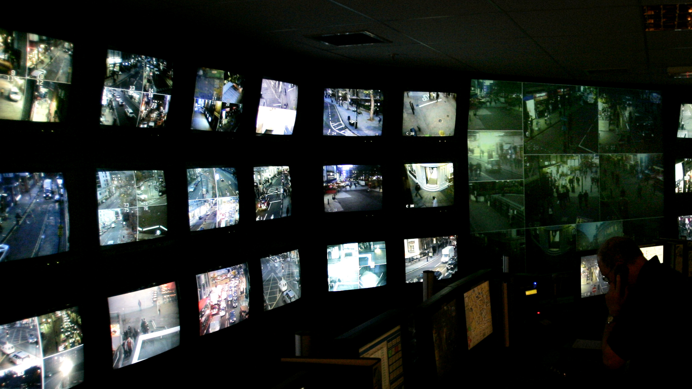 Central de vigilância da política londrina, criado após o atentado terrorista de 2005 (AP Photo/Lefteris Pitarakis)