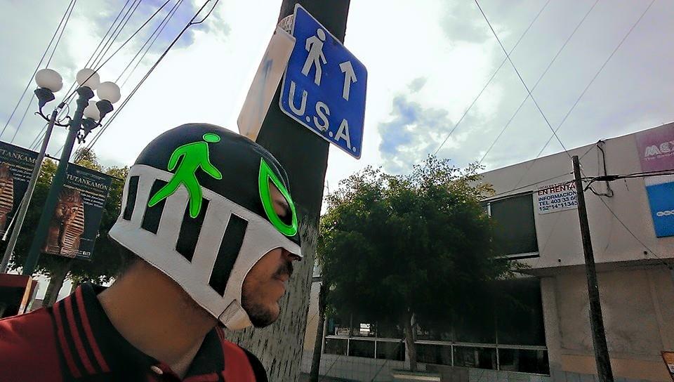 Peatónito dá uma observada nas ruas de Tijuana (Divulgação)