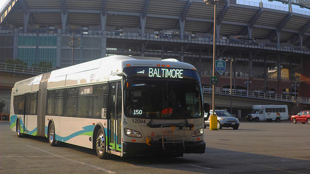 Ônibus da MTA passa em frente ao estádio MT&T Bank, do Baltimore Ravens