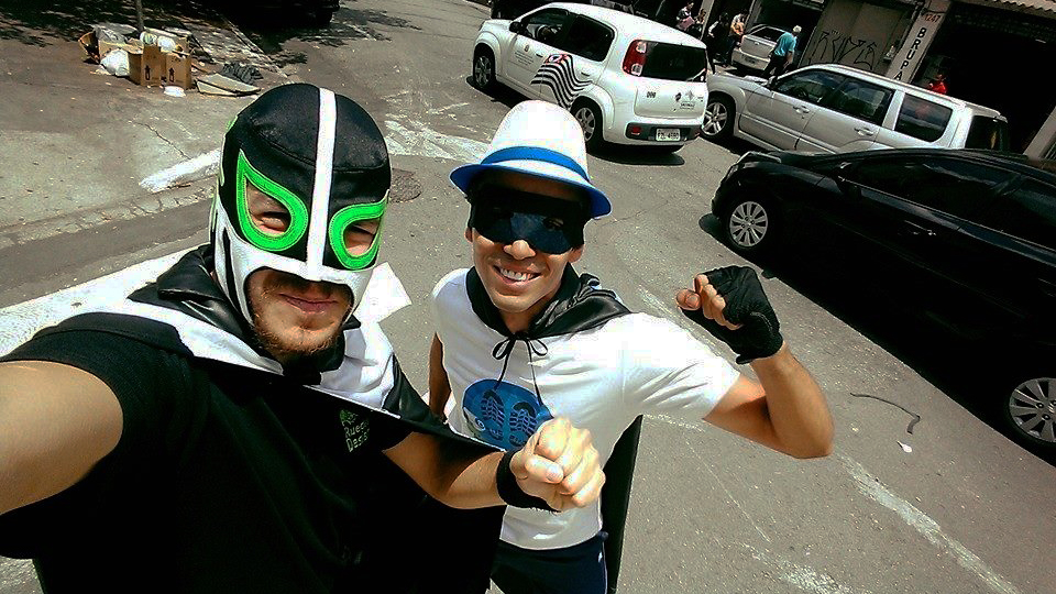 Peatónito faz uma selfie ao lado de Super-Ando, sua versão brasileira (Divulgação)