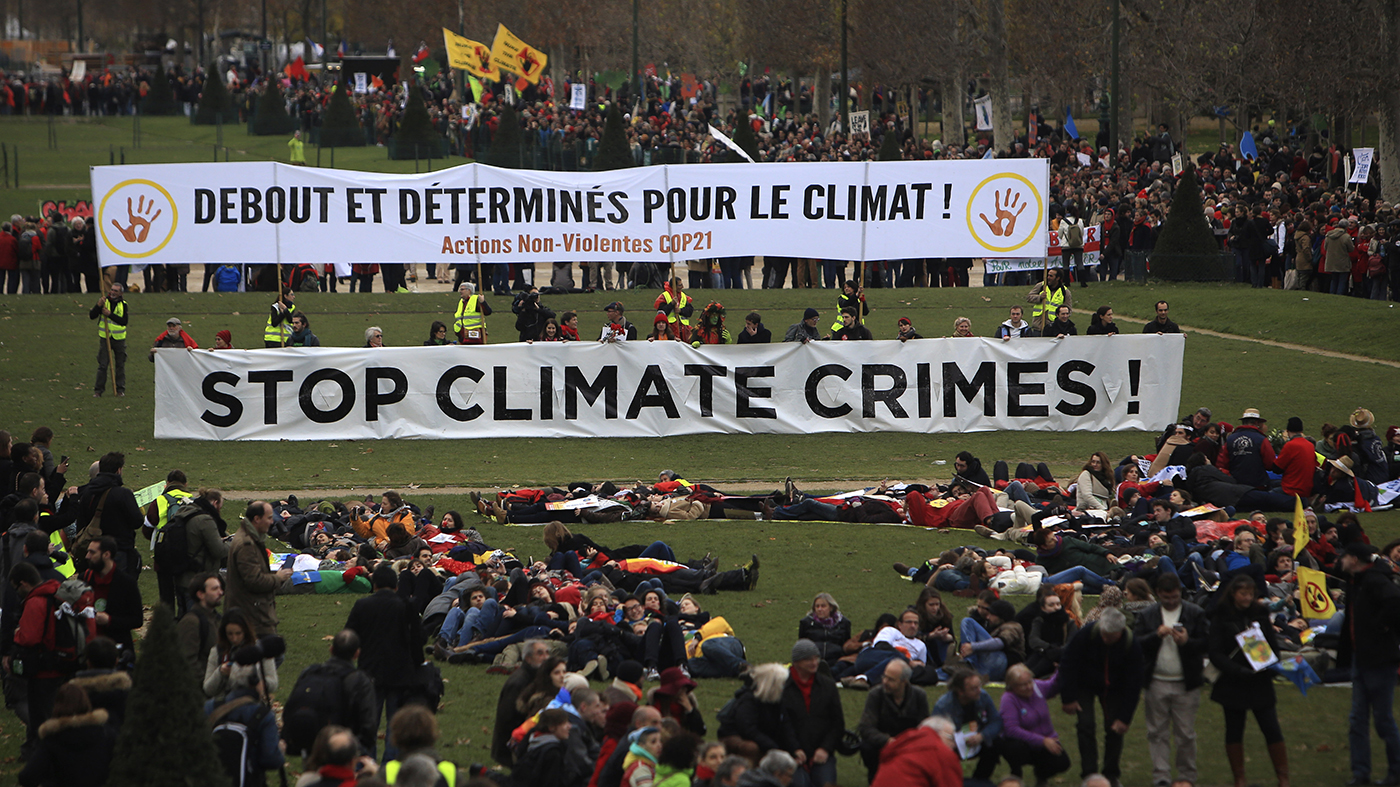 Ativistas protestam contra crimes ambientais em parque de Paris durante a COP21 (AP Photo/Thibault Camus)