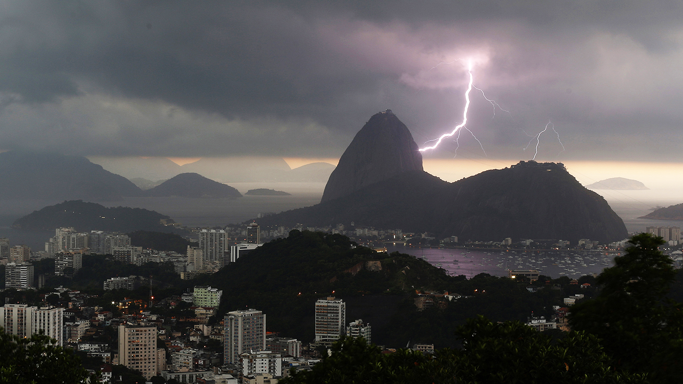 Tempestades repentinas tem se tornado mais comum em grandes cidades brasileiras, sobretudo durante o verão  (AP Photo/Leo Correa)