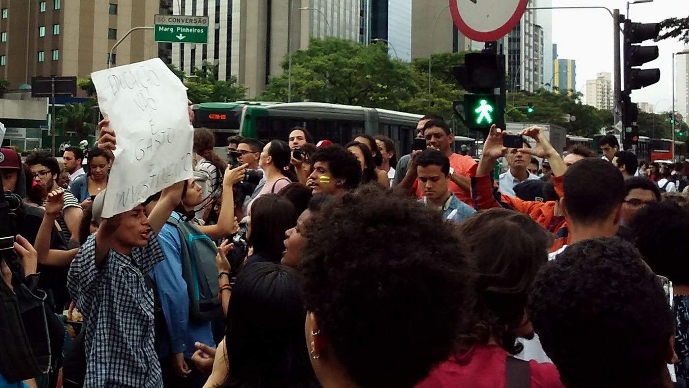 Estudantes fecham o trânsito para protestar em São Paulo (Ubiratan Leal/Outra Cidade)