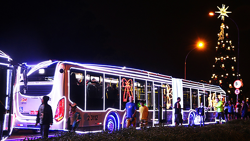 Ônibus com luzes de Natal passa em frente à árvore de Natal do Parque do Ibirapuera (Sidnei Santos/SPTrans)
