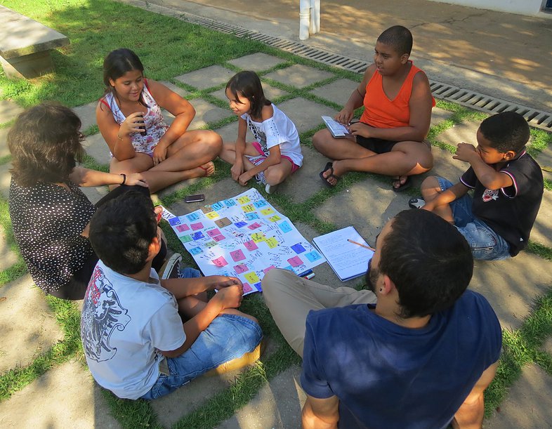 Crianças mapeando os equipamentos públicos de Cohab de Taipas, zona norte de São Paulo