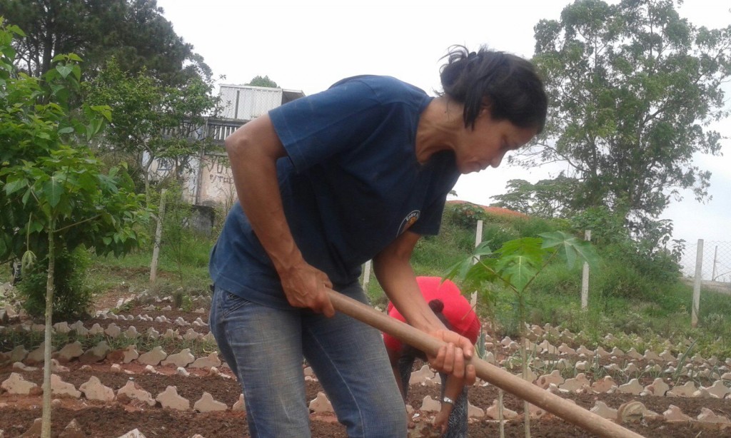 Moradora de Vila Nova Esperança trabalha na horta comunitária local (Maria de Lourdes Andrade de Souza)