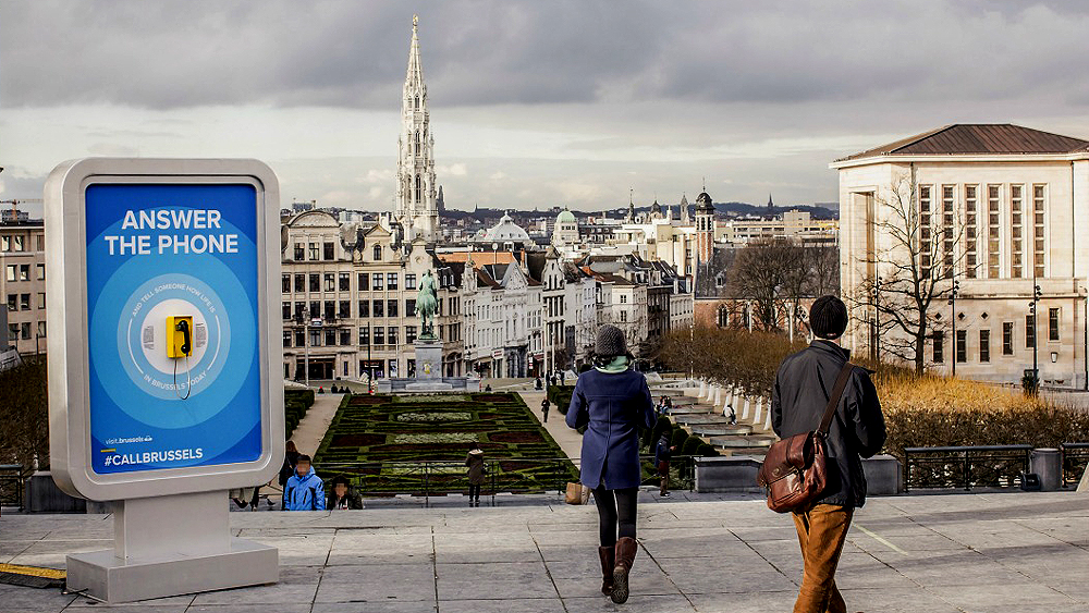 Telefone da campanha Call Brussels no Mont des Arts, centro de Bruxelas