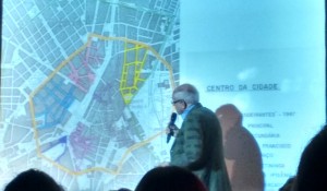 O professor José Eduardo de Assis Lefèvre exibe o perímetro do centro onde os paulistanos eram obrigados a caminhar (Outra CIdade/Camila Montagner) Montagner