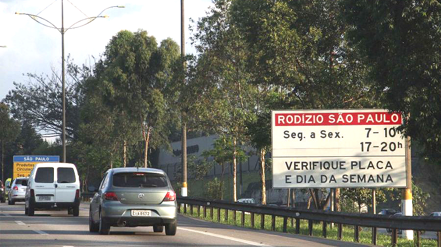 Placa avisa aos motoristas da restrição do rodízio ao entrar em São Paulo