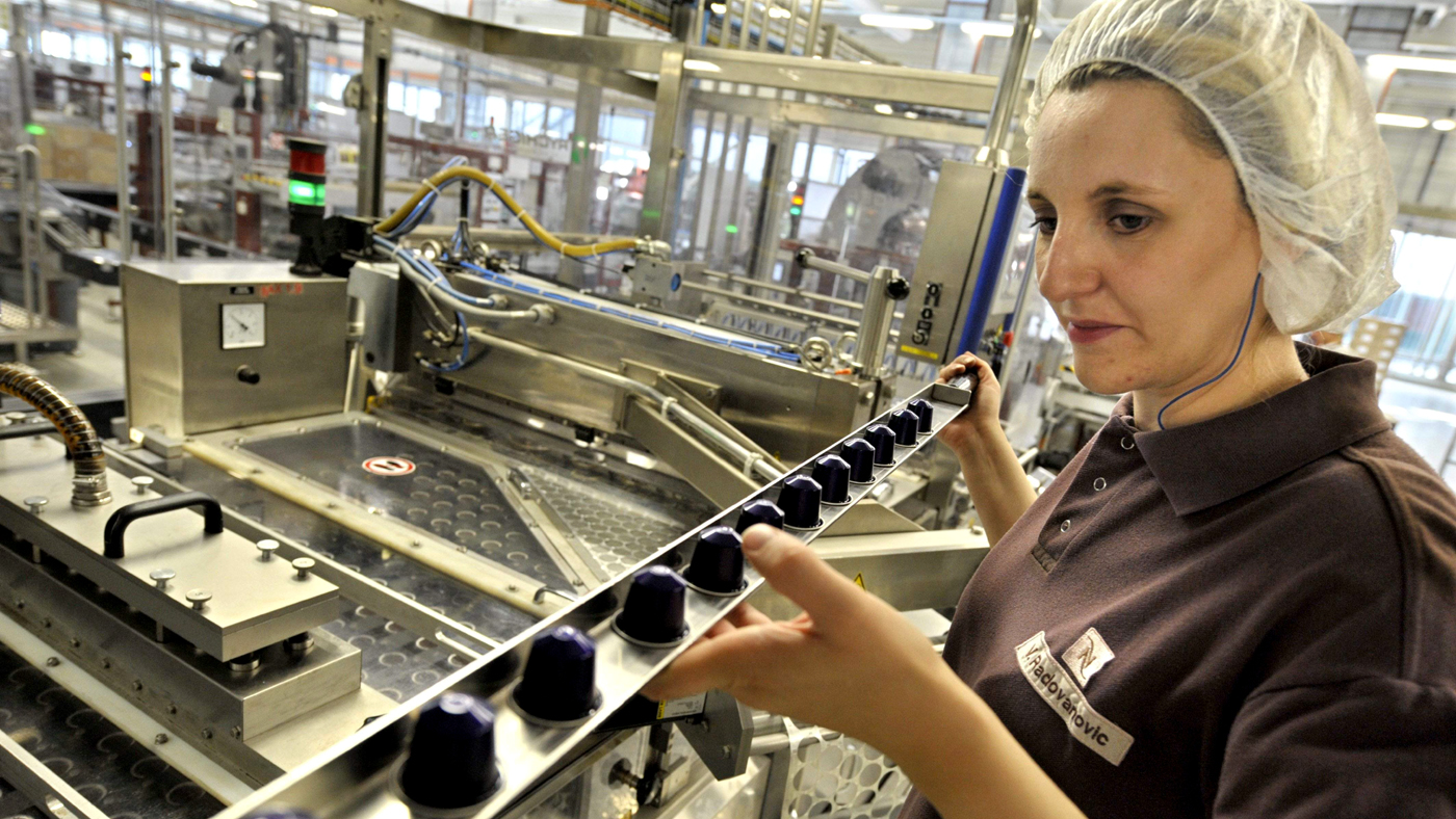 Fábrica da Nespresso em Avenches, Suíça, capaz de produzir 4,8 bilhões de cápsulas de café por ano (AP Photo/Keystone, Laurent Gillieron)