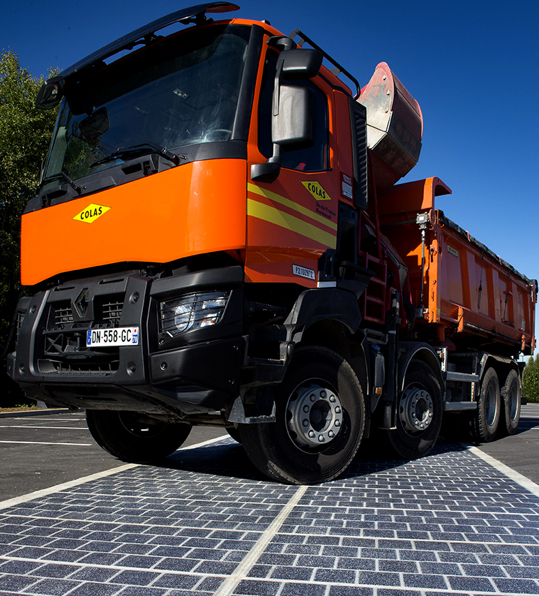 Caminhão passando sobre pavimento de painéis solares (Joachim Bertrand/Divulgação Colas)