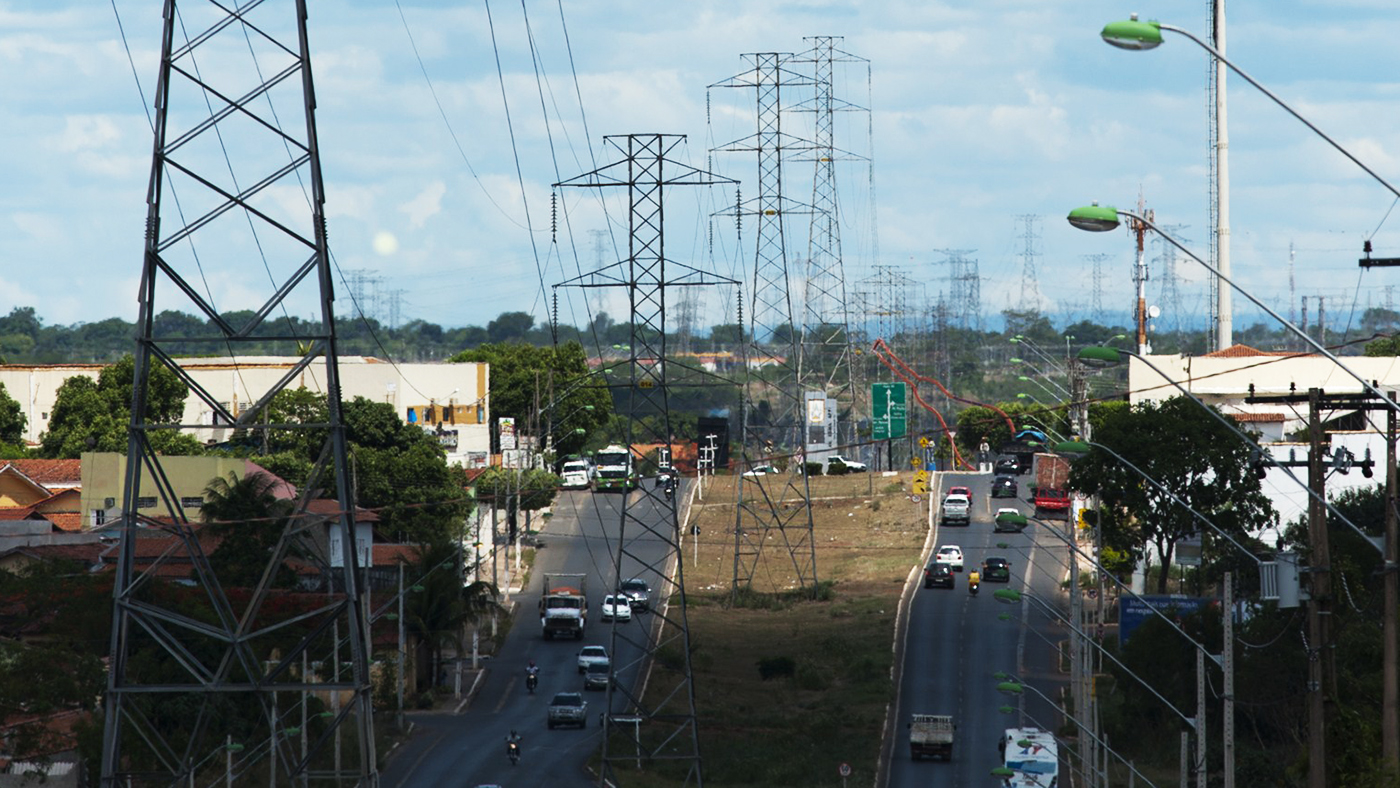 Torres de energia na Avenida Comendador Franco, que liga Curitiba a São José dos Pinhais (Divulgação/Copa 2014)