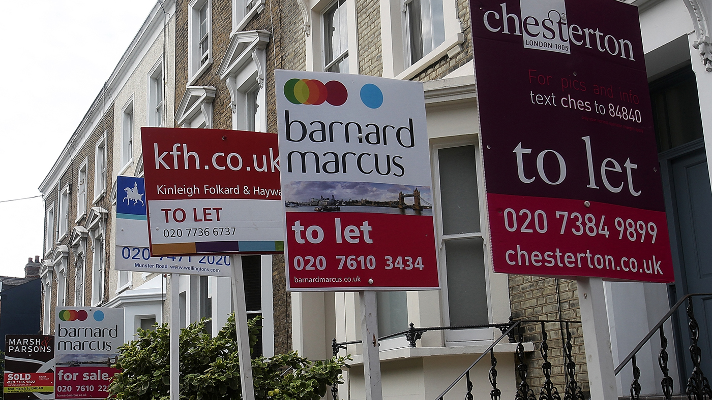 Placas anunciando imóveis para aluguel em Londres (AP Photo/Simon Dawson)