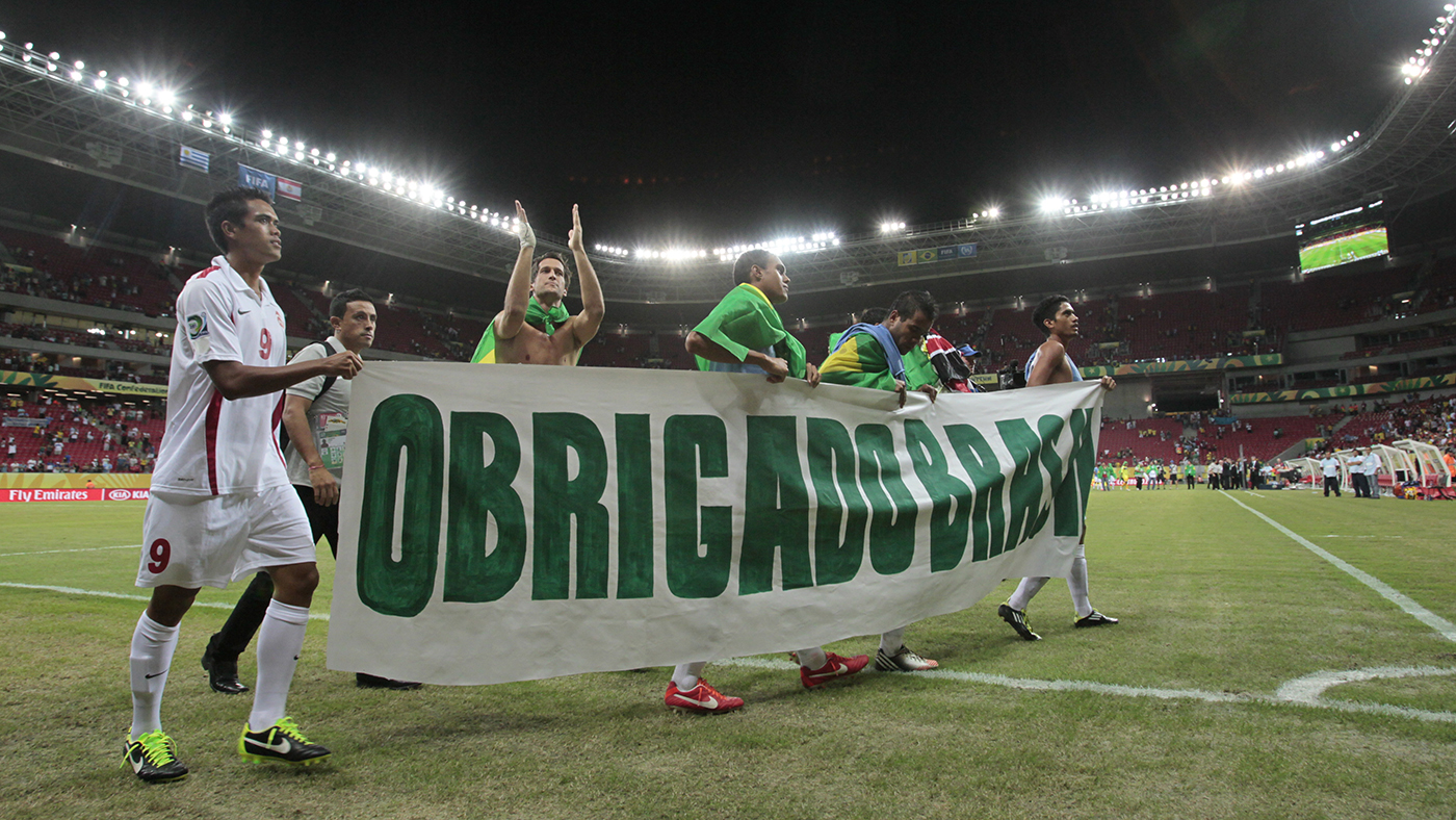 Seleção taitiana agradece apoio da torcida brasileira após perder para o Uruguai na Arena Pernambuco, na Grande Recife (AP Photo/Eugene Hoshiko)