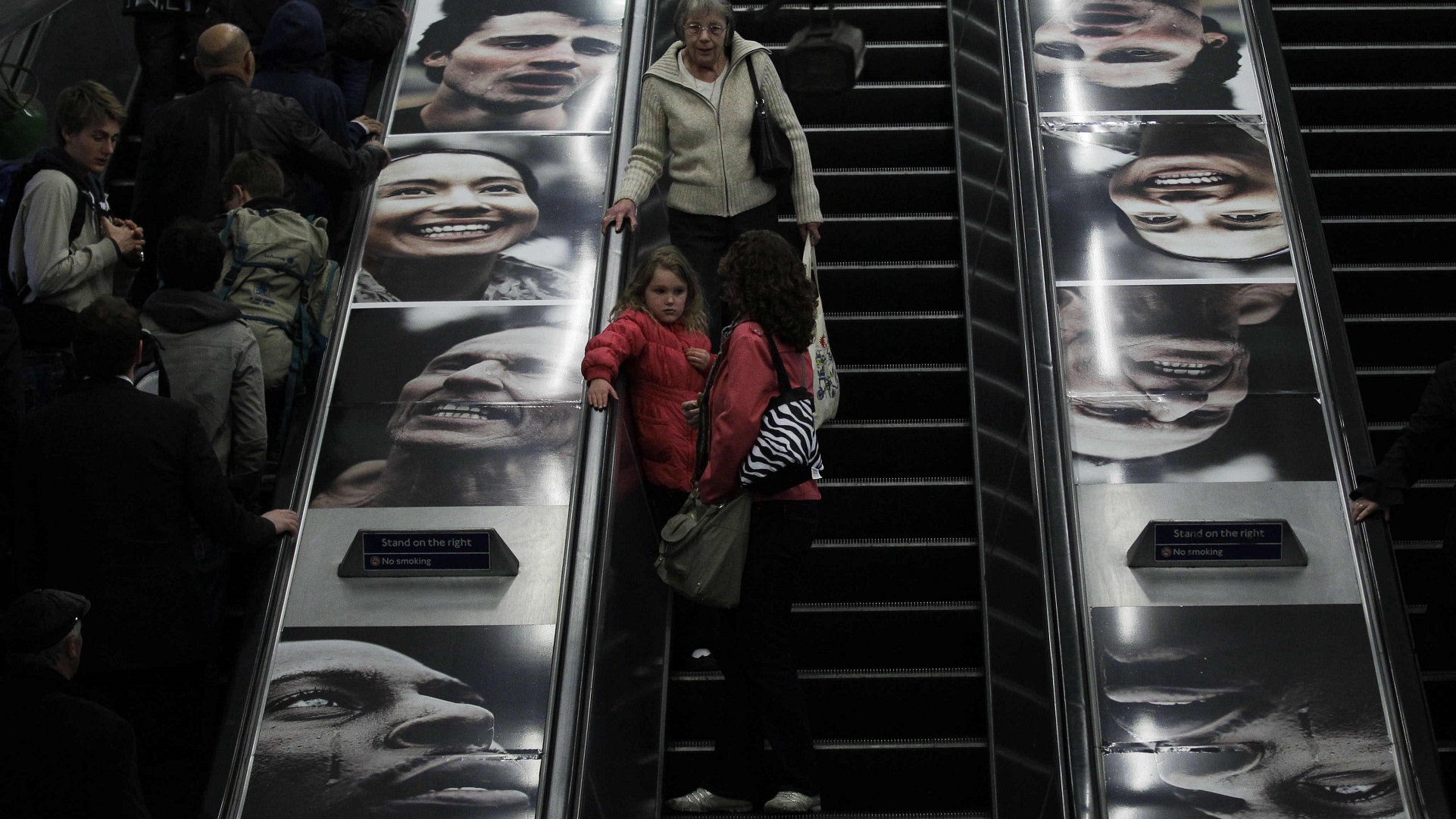 Escada rolante da estação de Charing Cross, em Londres (AP Photo/Matt Dunham)