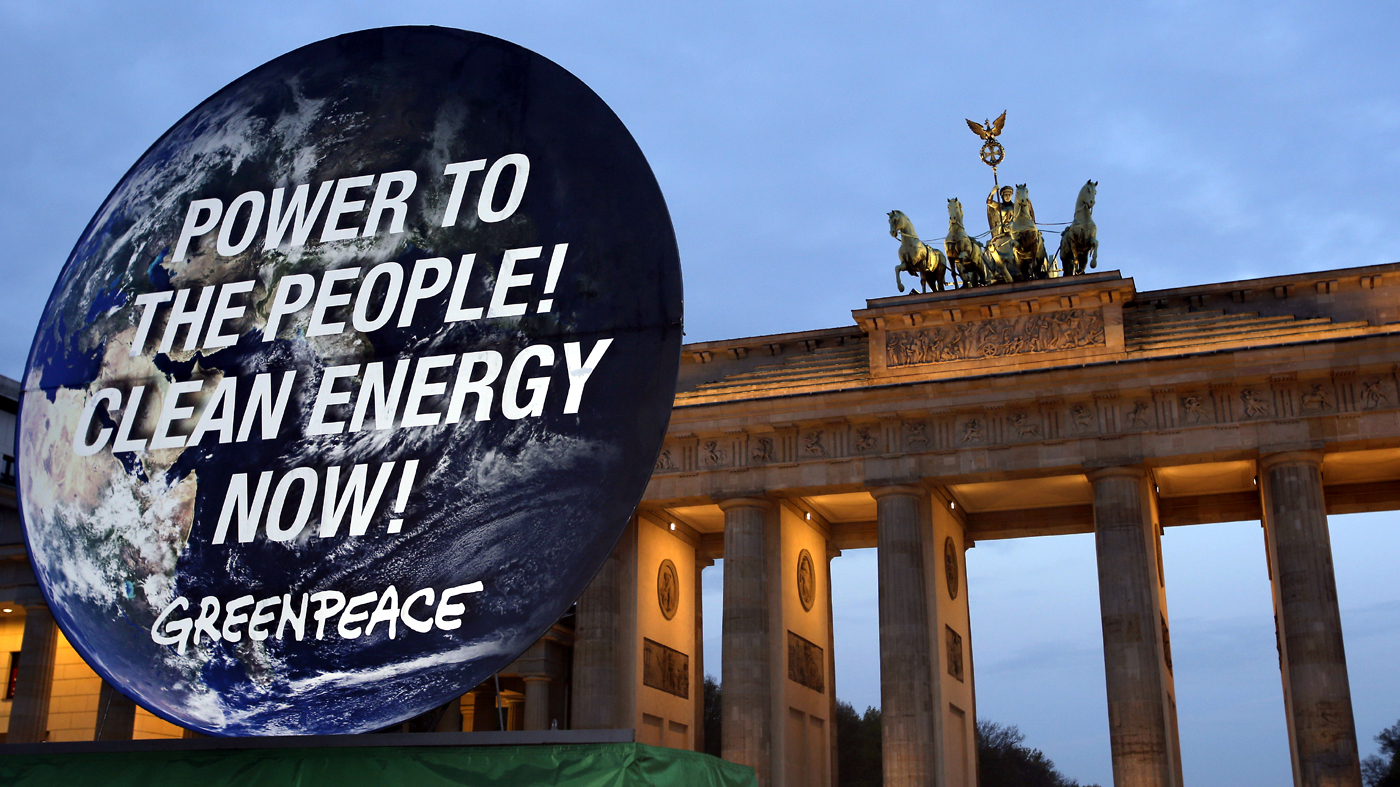 Manifestação do Greenpeace em favor de energia limpa diante do Portão de Brandemburgo, em Berlim (AP Photo/Michael Sohn)