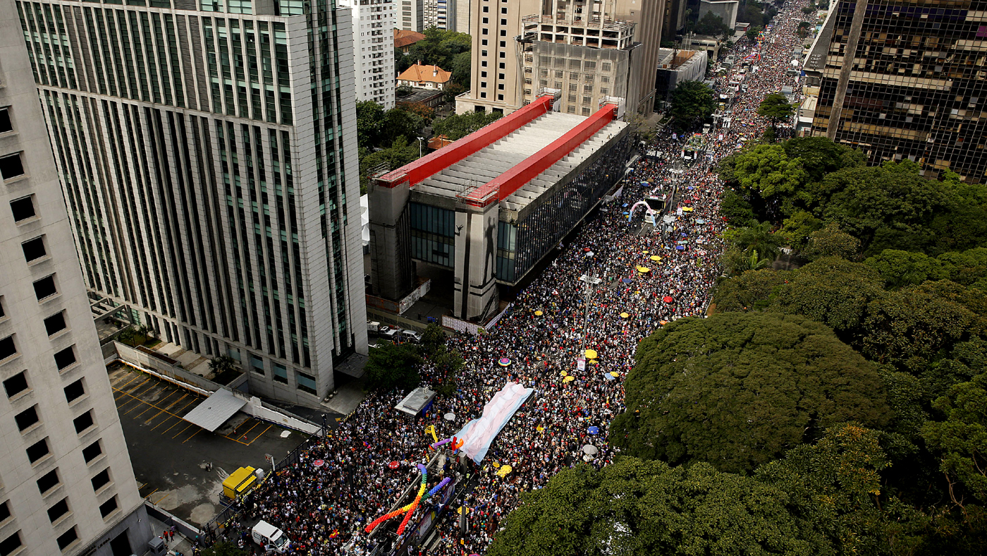 Avenida Paulista durante a Parada LGBT de 2016 (AP Photo/Andre Penner)