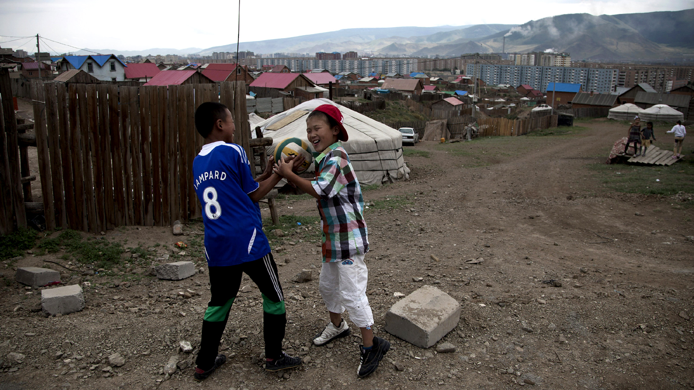 Garotos jogam futebol próximo a tenda em bairro nos arredores de Ulan Bator (AP Photo/Andy Wong)