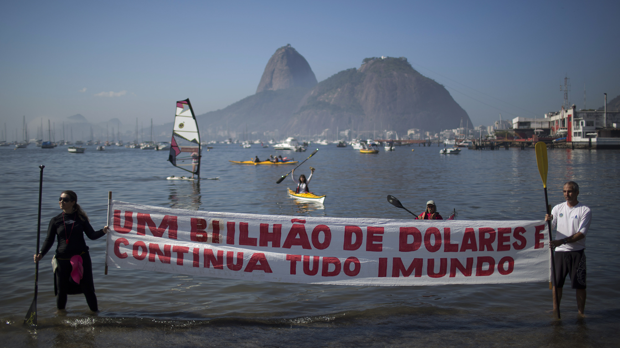 Manifestantes protestam contra a poluição da Baía de Guanabara (AP Photo/Felipe Dana)