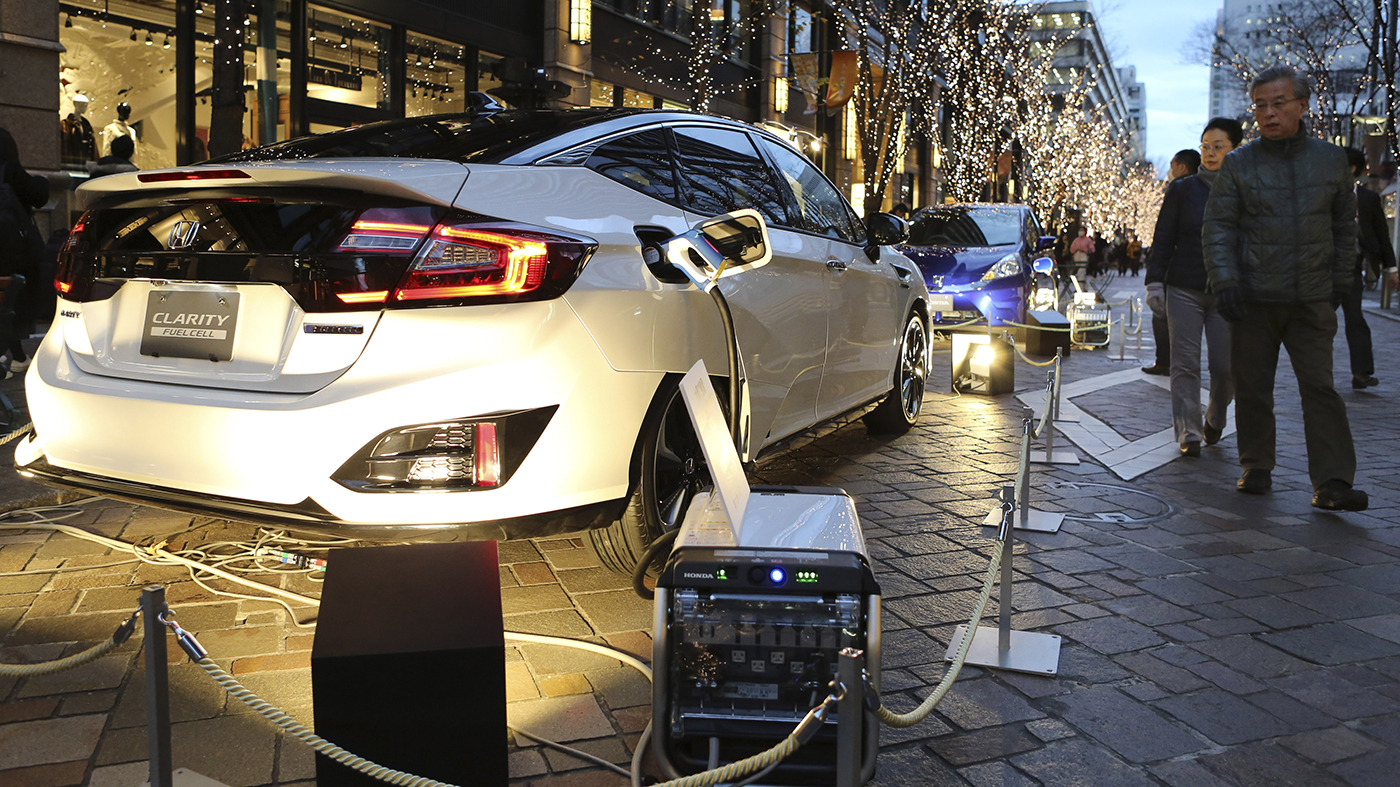 Clarity, modelo movido a hidrogênio da Honda, tem seu motor convertido para bateria para iluminar árvores de Natal em, shopping de Tóquio (AP Photo/Koji Sasahara)