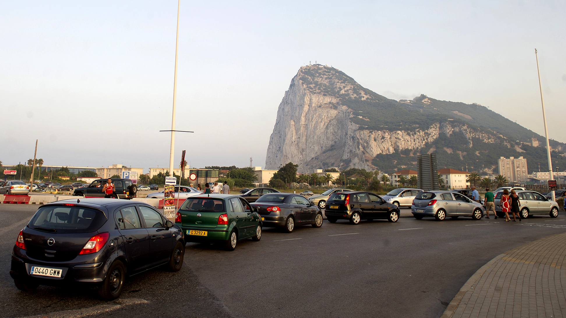 Carros espanhóis fazem fila diante da Rocha de Gibraltar para entrar no território britânico (AP Photo/Marcos Moreno)