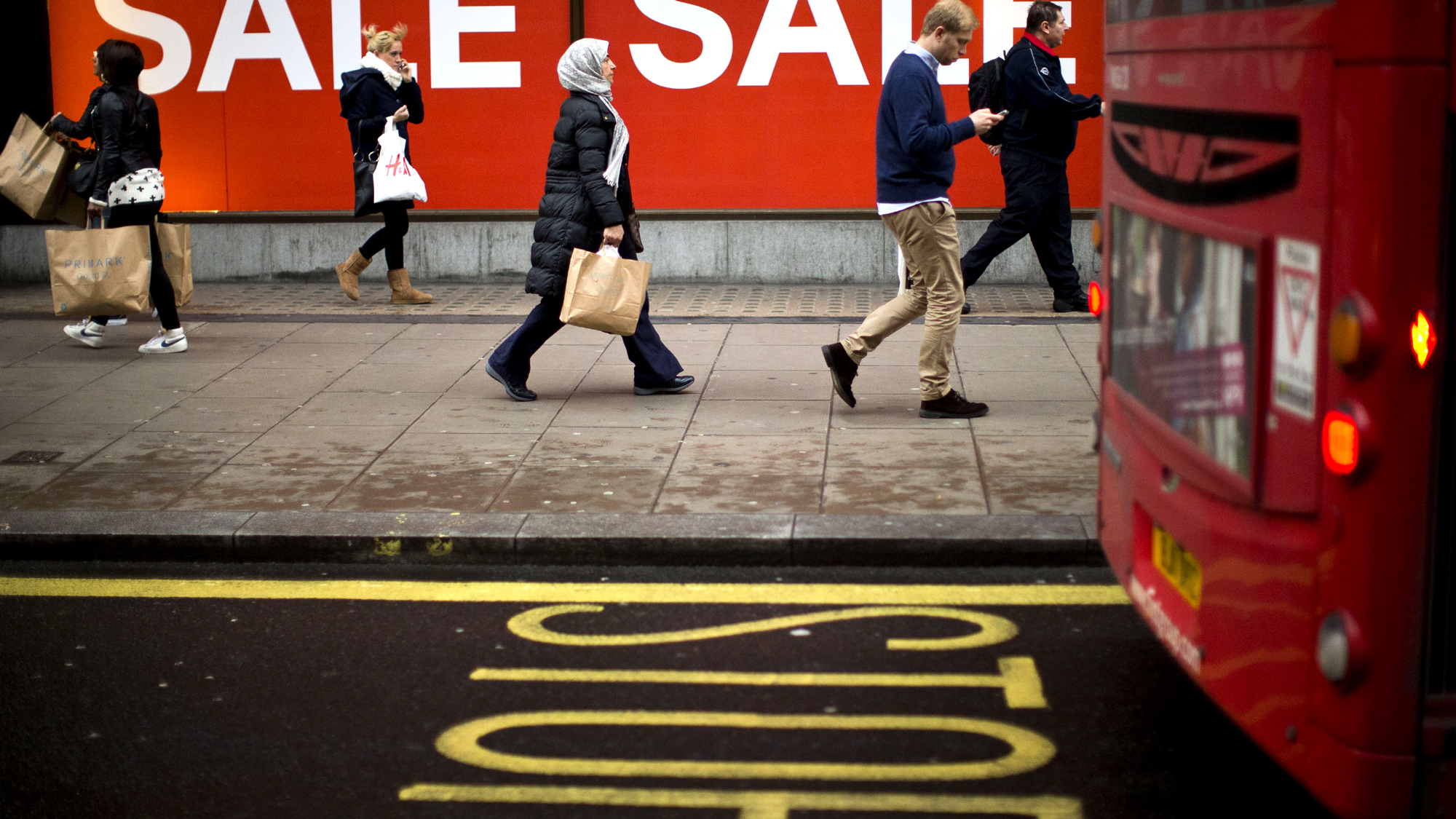 Ônibus e pedestres dividindo espaço na Oxford Street (AP Photo/Matt Dunham)