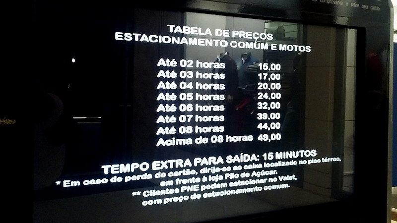 Tabela de preços do estacionamento do Shopping Iguatemi de São Paulo (Ubiratan Leal/Outra Cidade)